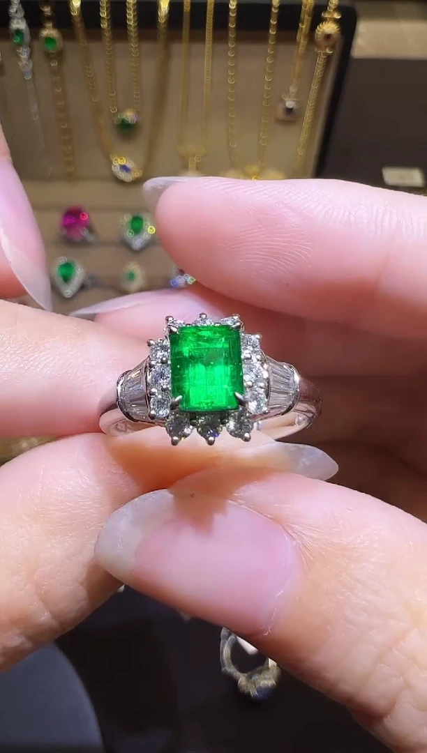 18K金镶嵌戒指祖母绿是***呀0.75ct