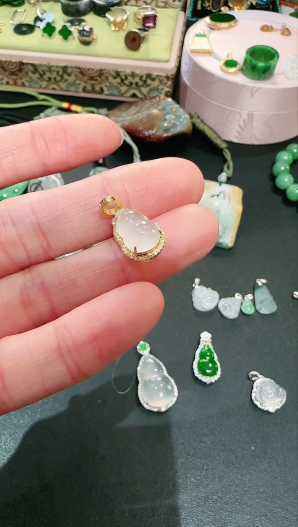 【闪购商品】翡翠颈饰18K金镶嵌吊坠