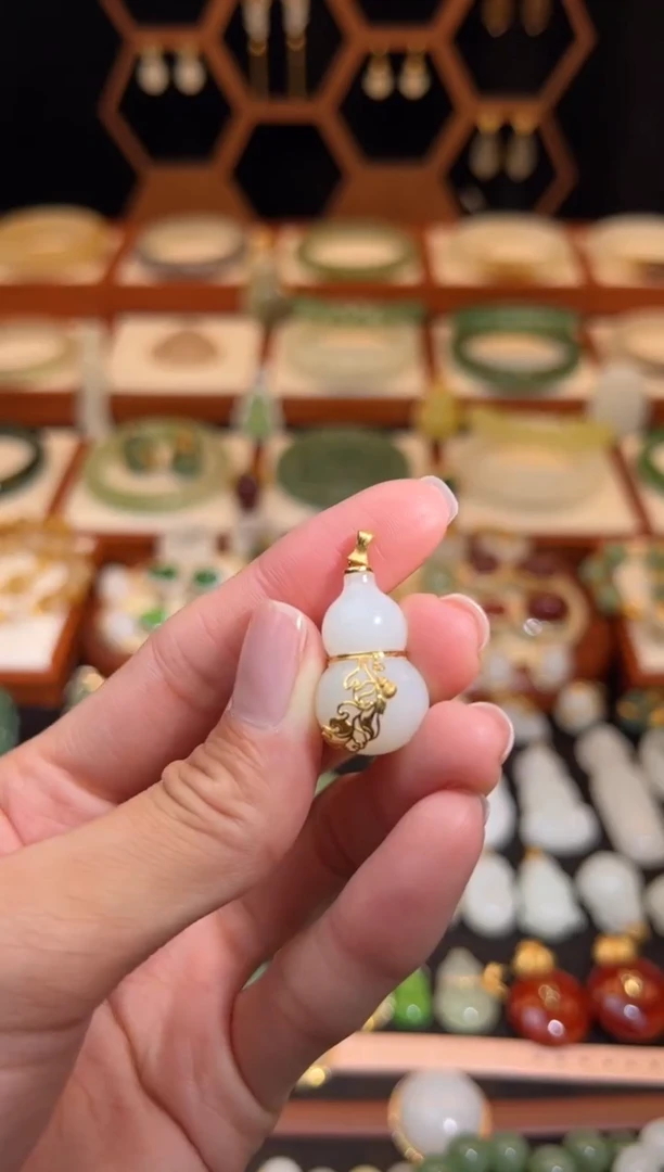 18K金镶嵌和田玉挂件福利