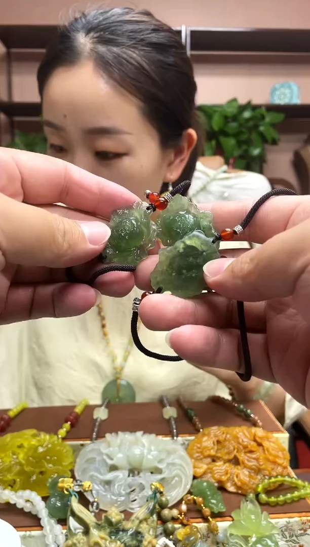 岫玉未镶嵌颈饰多样性发货发其中之一