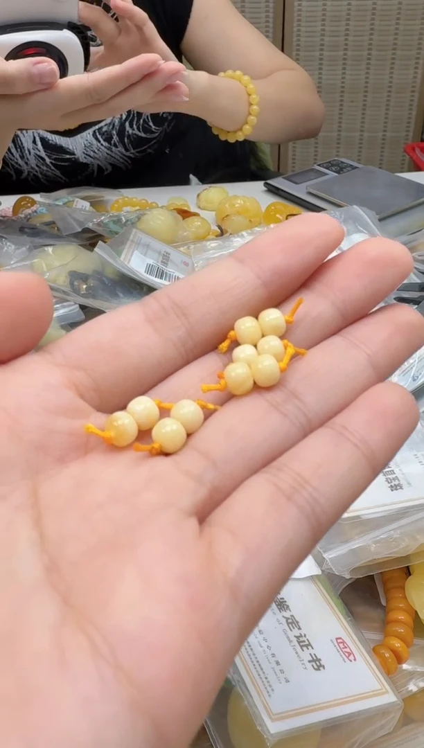 裸石琥珀未镶嵌随机一件