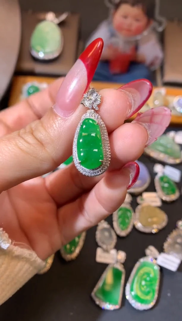 【闪购商品】翡翠吊坠(不含链)18K金镶嵌吊坠