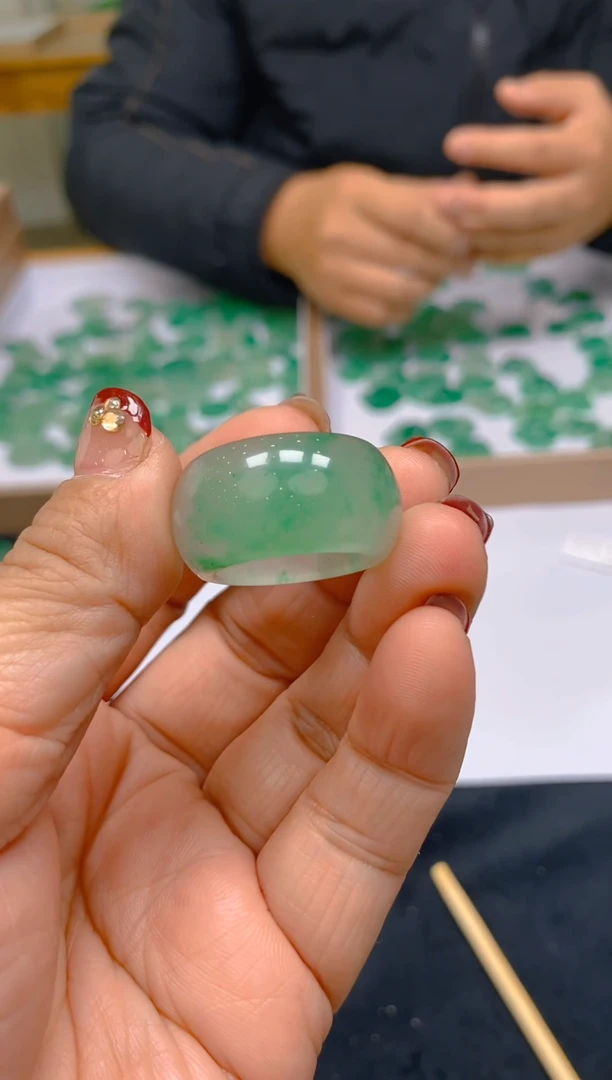 【闪购商品】石英质玉戒指未镶嵌冰美人非洲翠A货
