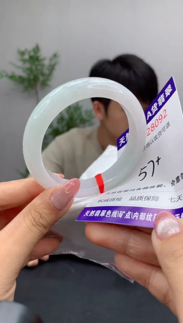 未镶嵌手镯翡翠有纹，完美者勿拍
