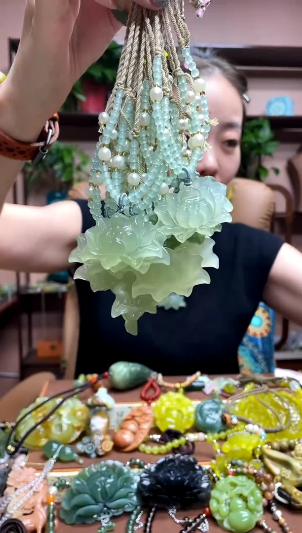 未镶嵌岫玉颈饰多样性发货发其中之一