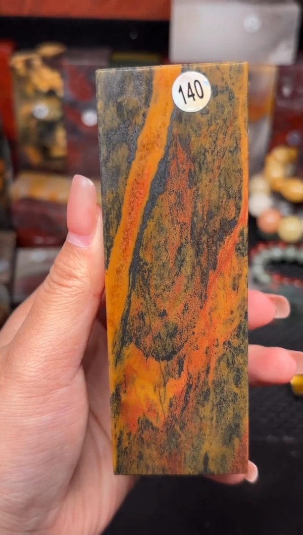 玉桂林鸡血玉摆件 编号：140