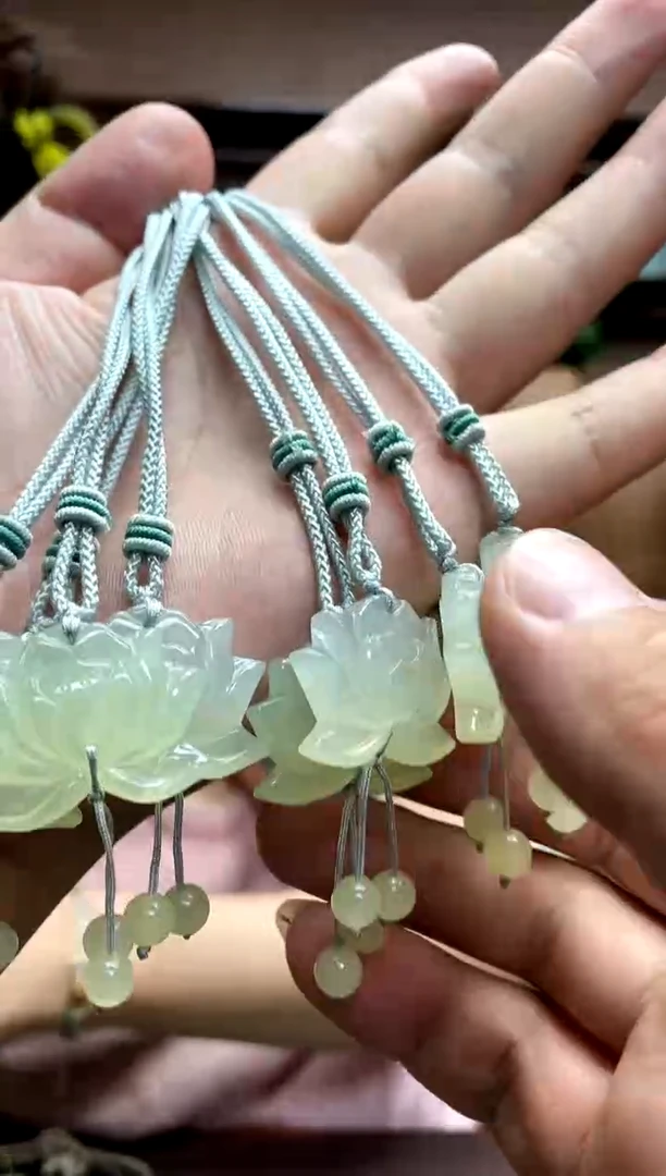 岫玉未镶嵌吊坠多样性发货发其中之一