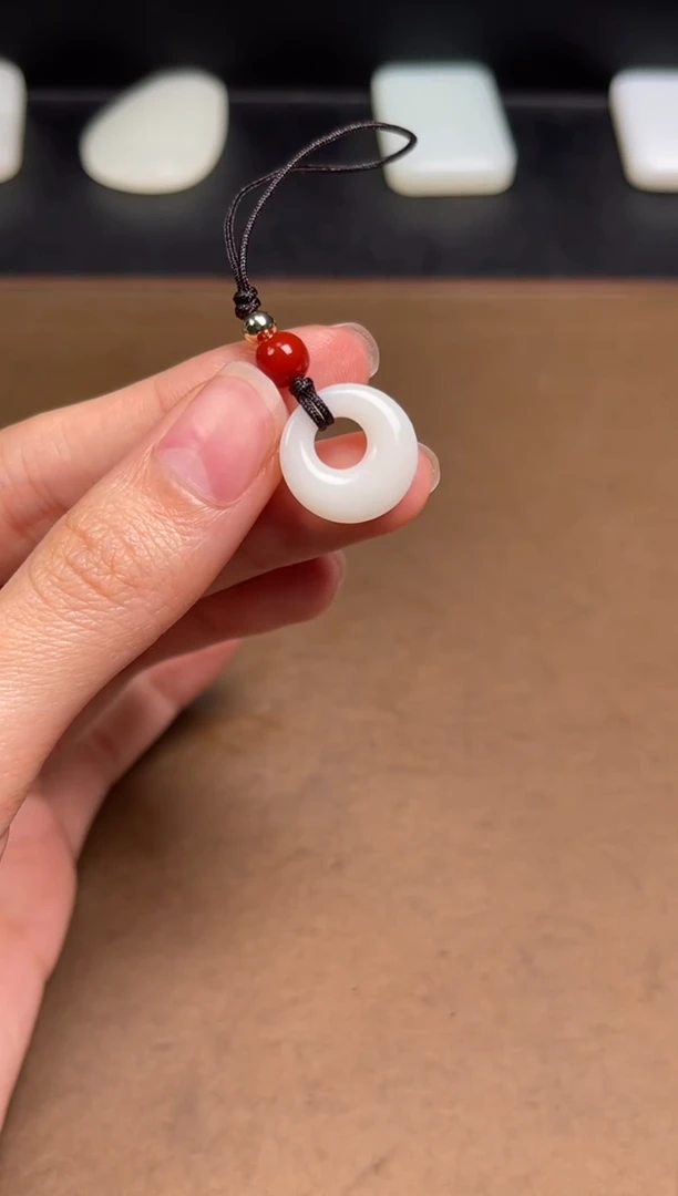 和田玉未镶嵌颈饰33 卡15mm尺寸