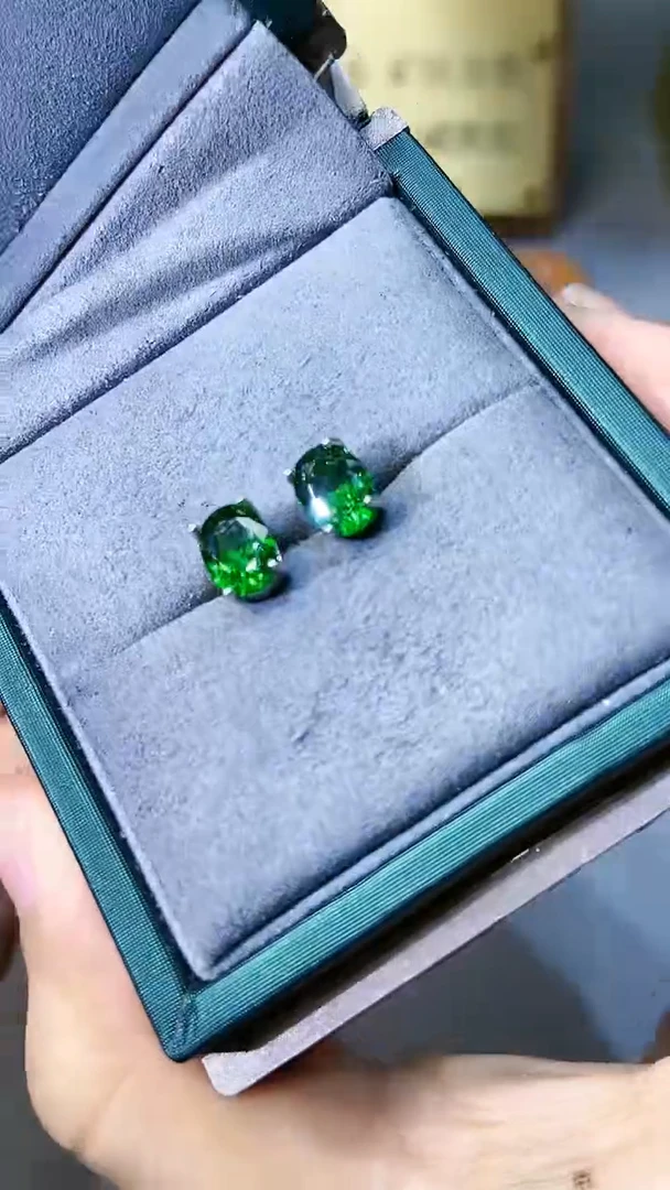 【闪购商品】透辉石耳饰银S925镶嵌1564