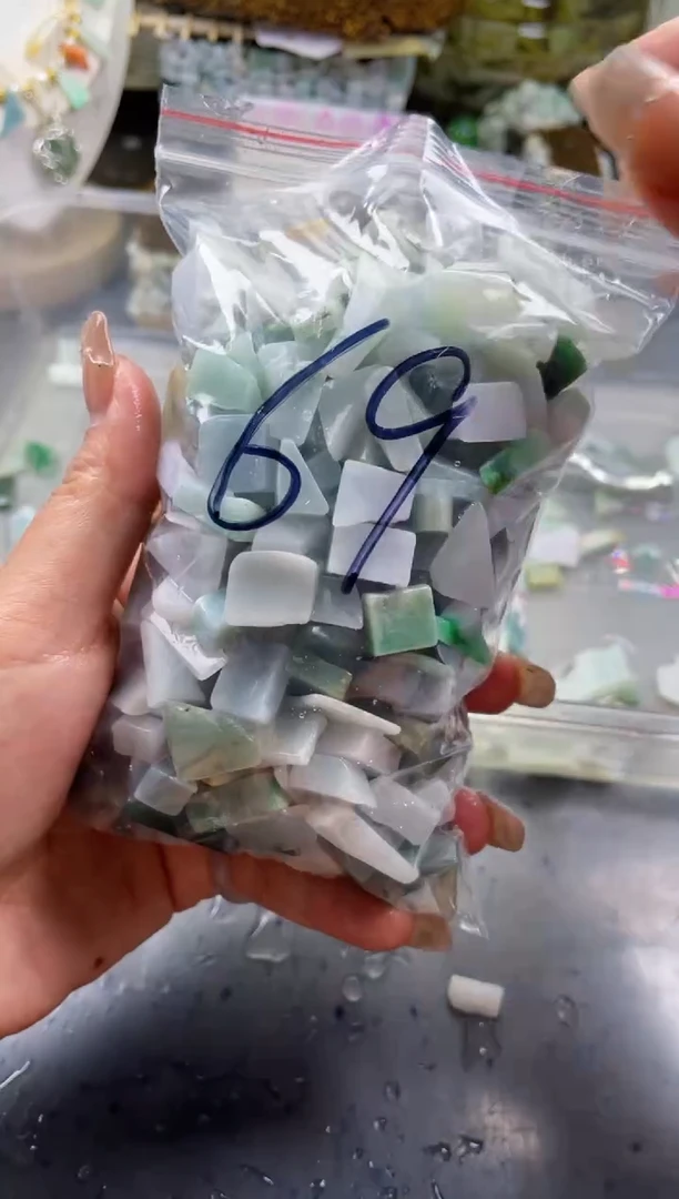 翡翠未镶嵌颈饰缅甸天然翡翠小号500克69