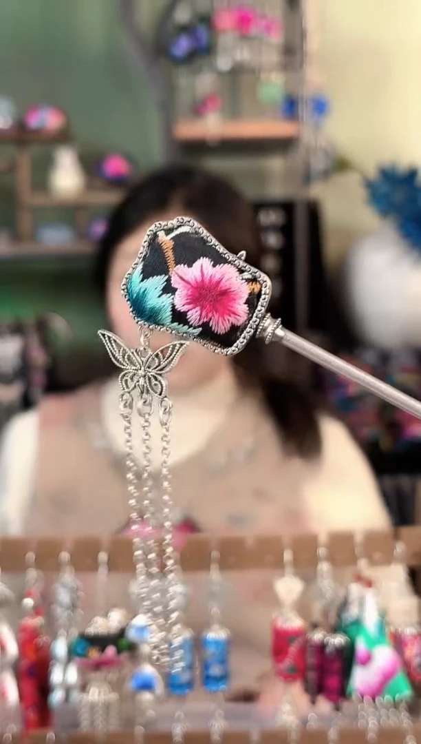 彩云南阁非遗老绣苗银饰品674