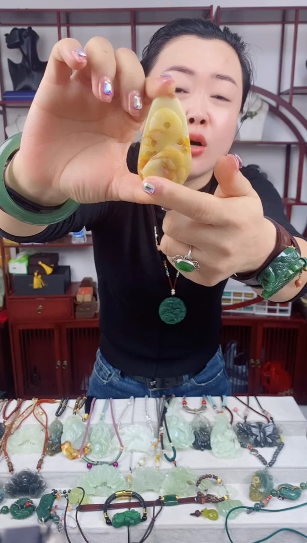 未镶嵌岫玉颈饰1