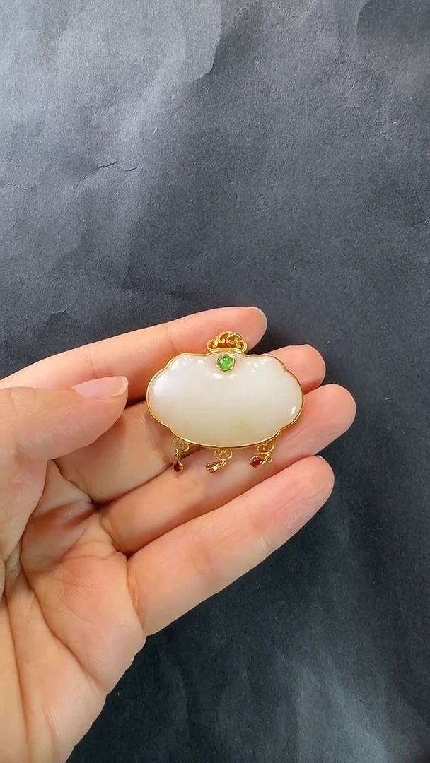 颈饰18K金镶嵌和田玉吊坠
