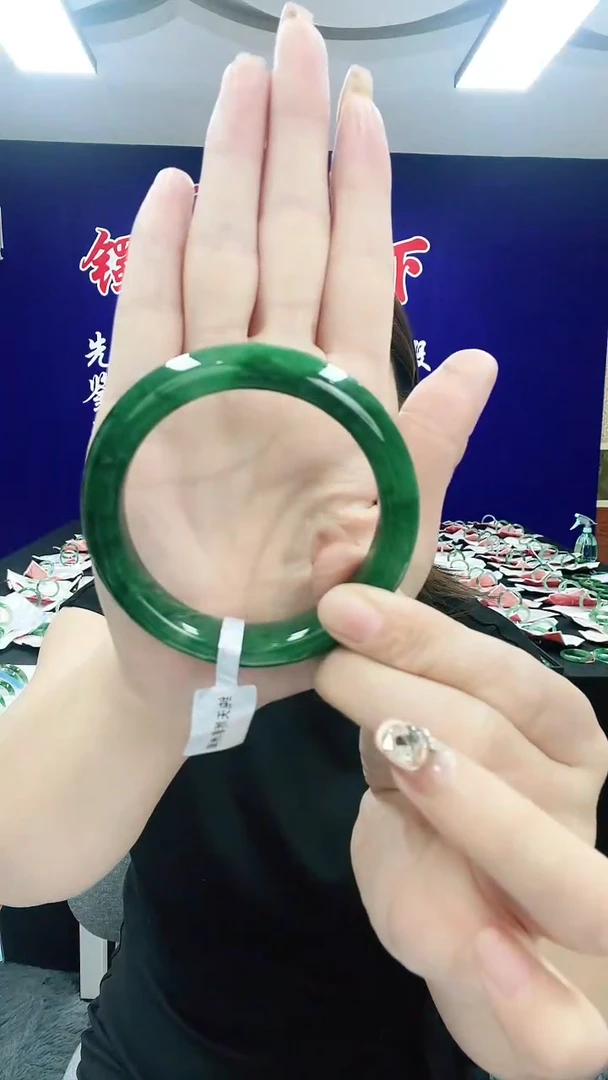 石英质玉（非洲翠）手镯未镶嵌1