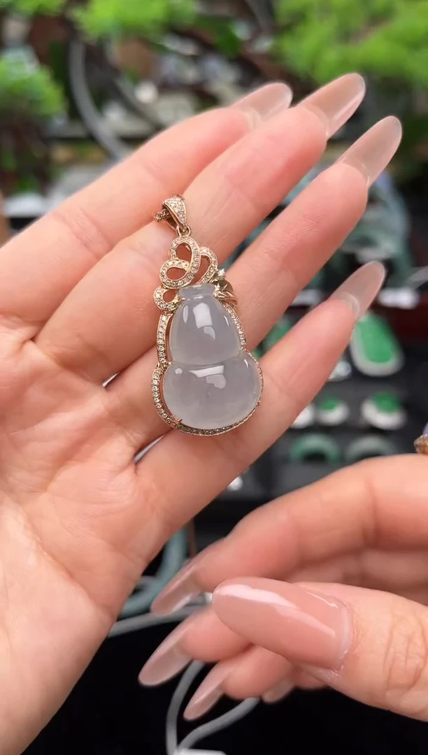 颈饰18K金镶嵌翡翠吊坠