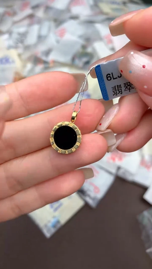 18K金镶嵌挂件翡翠一