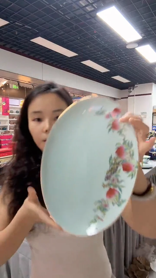 瓷片天***间一个高端桃子的鱼盘