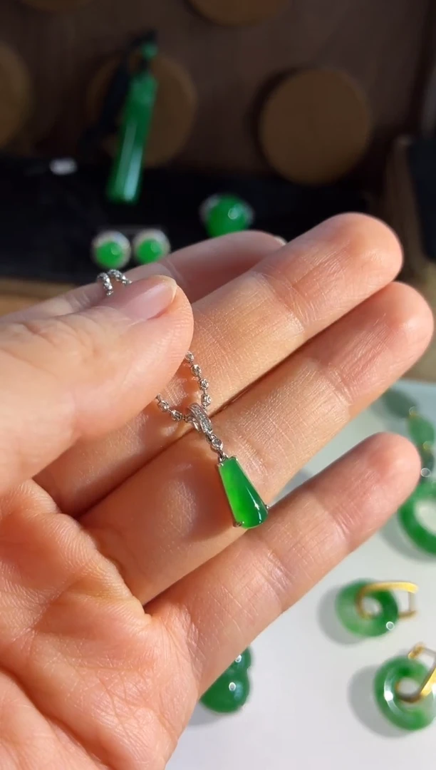 吊坠(不含链)18K金镶嵌翡翠吊坠