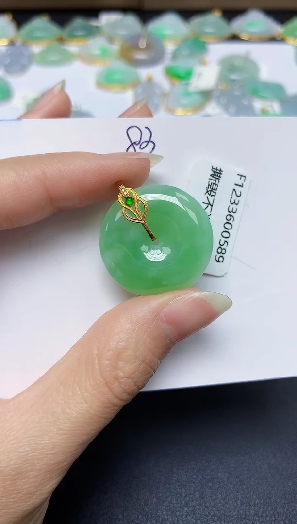 翡翠18K金镶嵌颈饰 天然翡翠A货