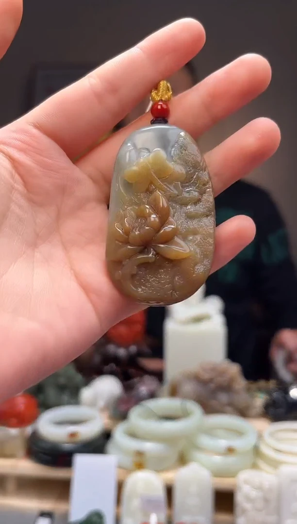 颈饰未镶嵌和田玉吊坠