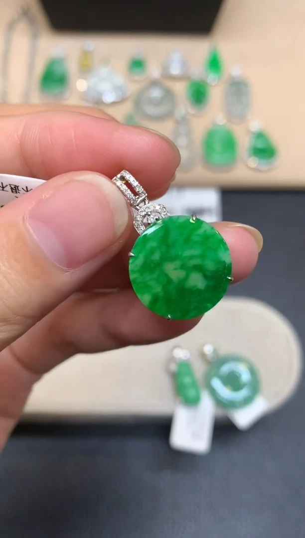 颈饰18K金镶嵌翡翠圆牌【无服务费