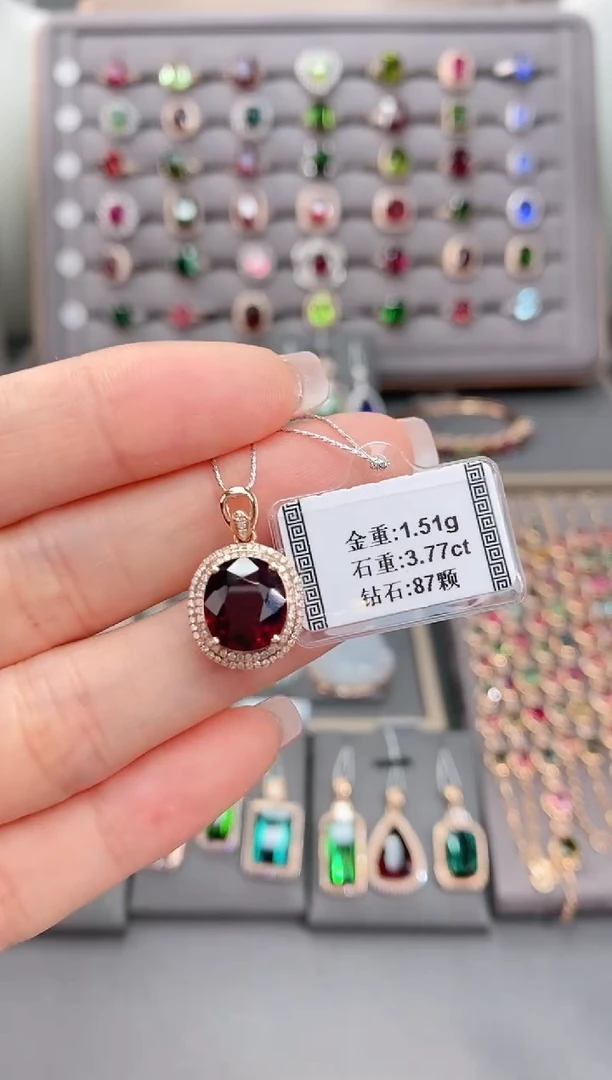 颈饰18K金镶嵌碧玺3.77