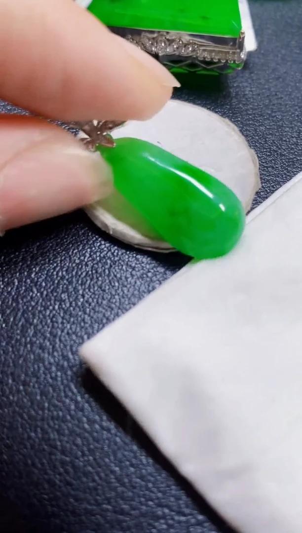 颈饰18K金镶嵌翡翠瓜