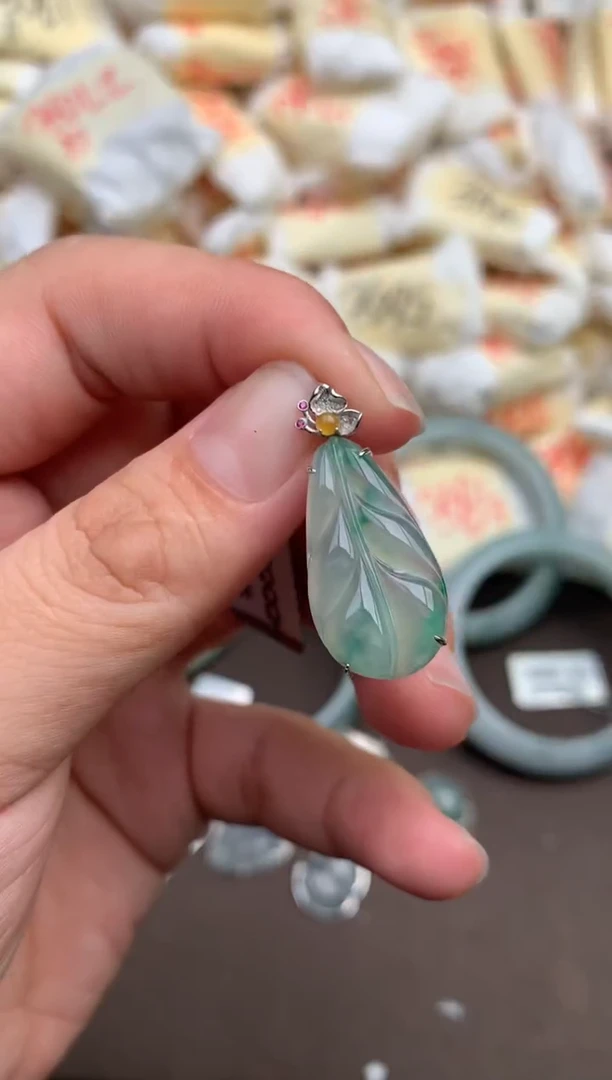 翡翠挂件18K金镶嵌—