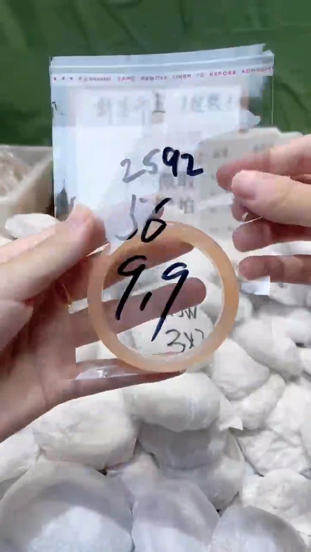 玛瑙/玉髓手镯未镶嵌56