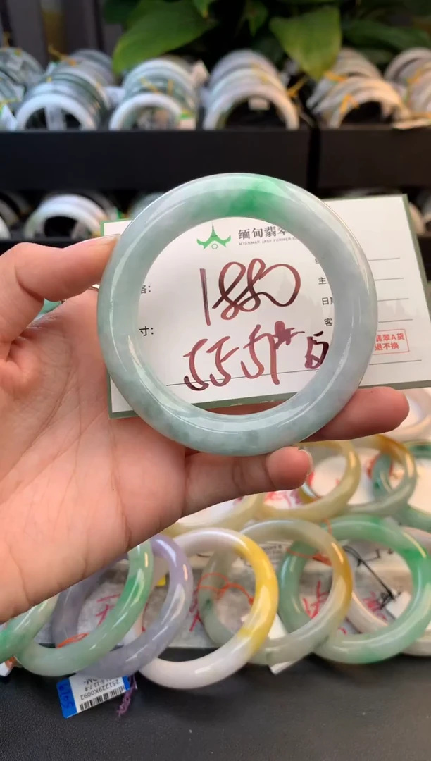 未镶嵌定制翡翠毛货需精细抛光+多人