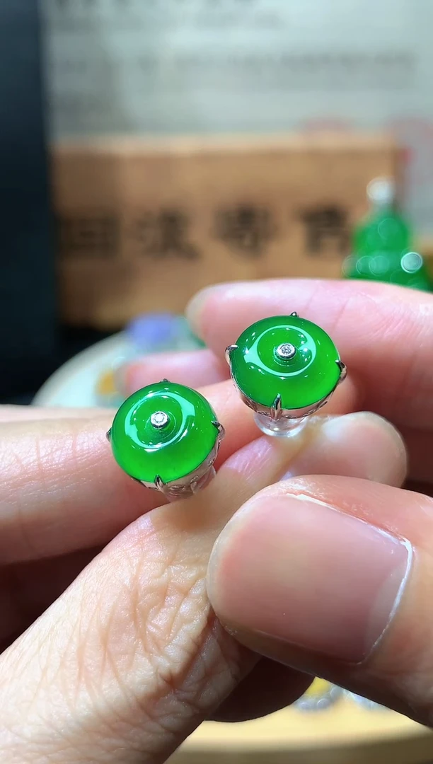 18K金镶嵌翡翠耳饰团购