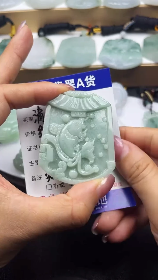 颈饰未镶嵌翡翠