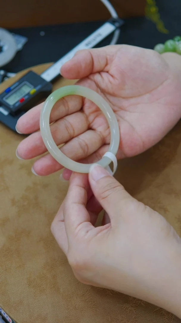 和田玉手镯未镶嵌57圈口    晴白底翠青手镯