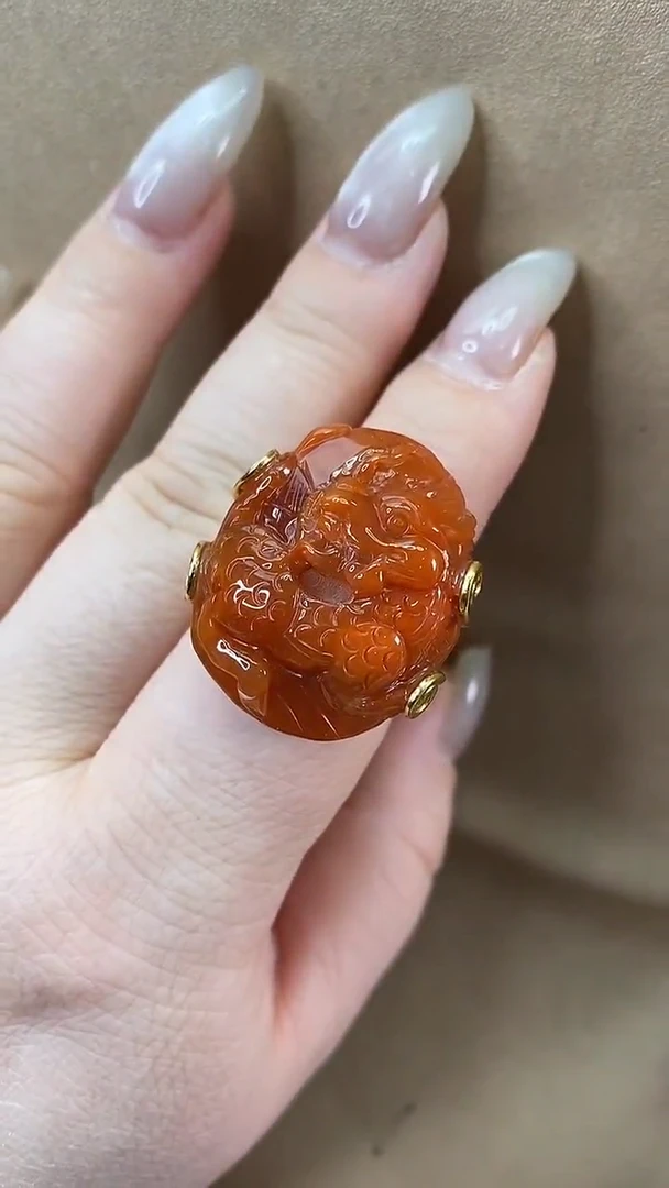 颈饰未镶嵌南红玛瑙戒指