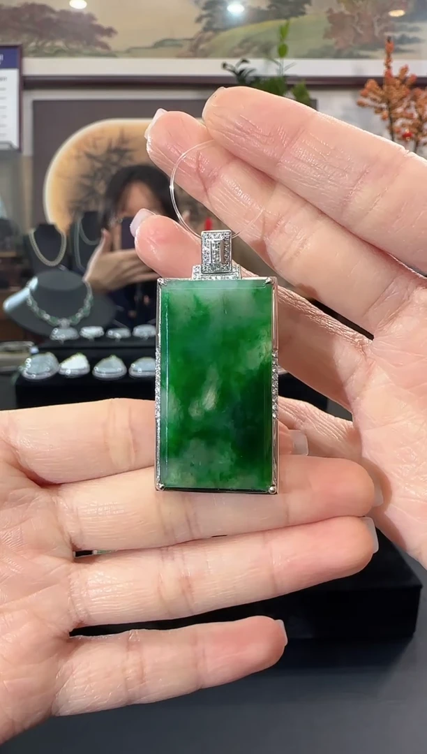 颈饰18K金镶嵌翡翠无事牌