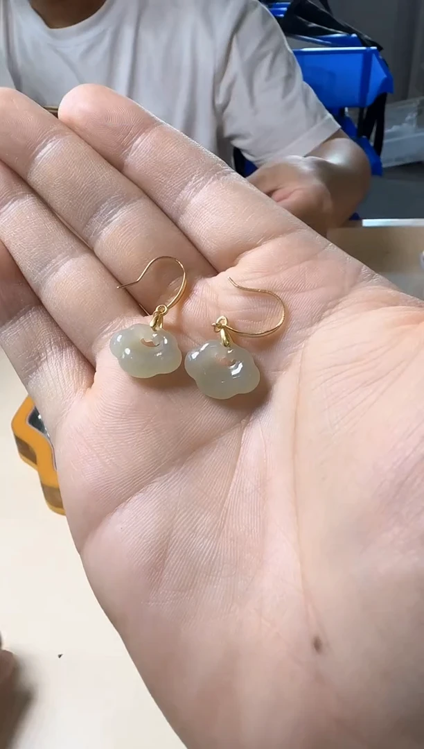 和田玉银S925镶嵌耳饰祥云锁耳钉多样性发其一