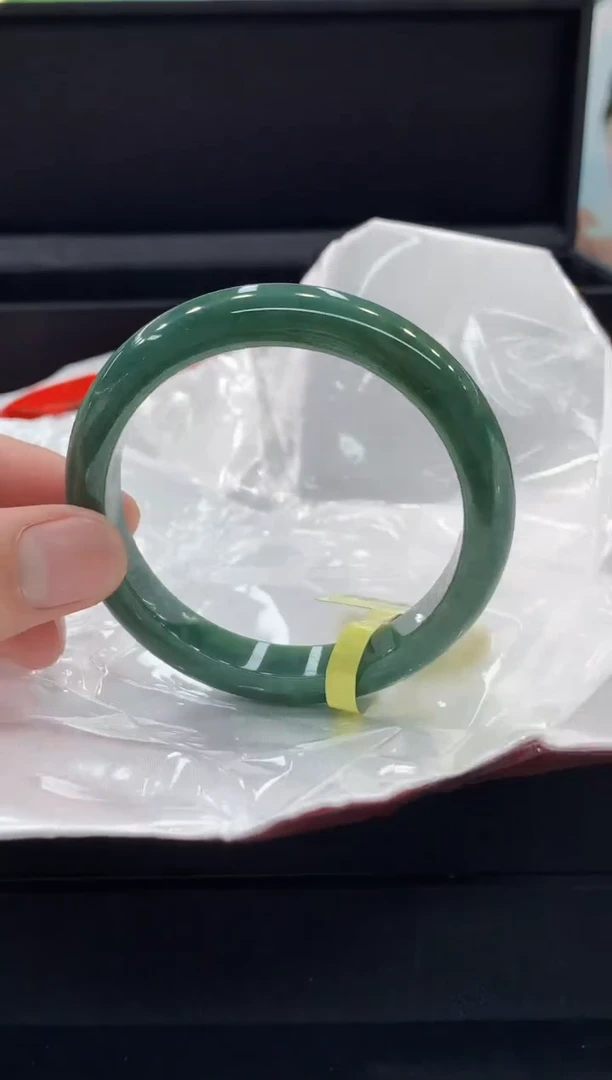 翡翠手镯未镶嵌手镯