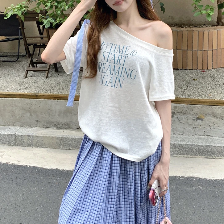 甜妹风字母印花斜领露肩短袖T恤女装夏季宽松显瘦设计感小众上衣