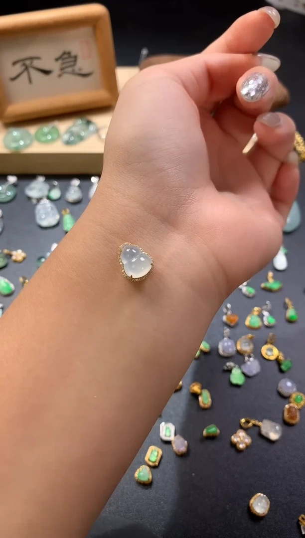 颈饰18K金镶嵌翡翠葫芦