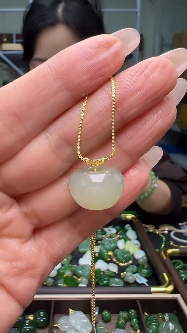 颈饰18K金镶嵌和田玉(多样性发货.发其一）10.26.91