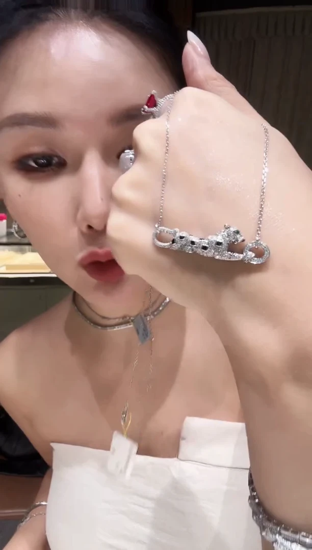 铂Pt950镶嵌项链钻石豹子