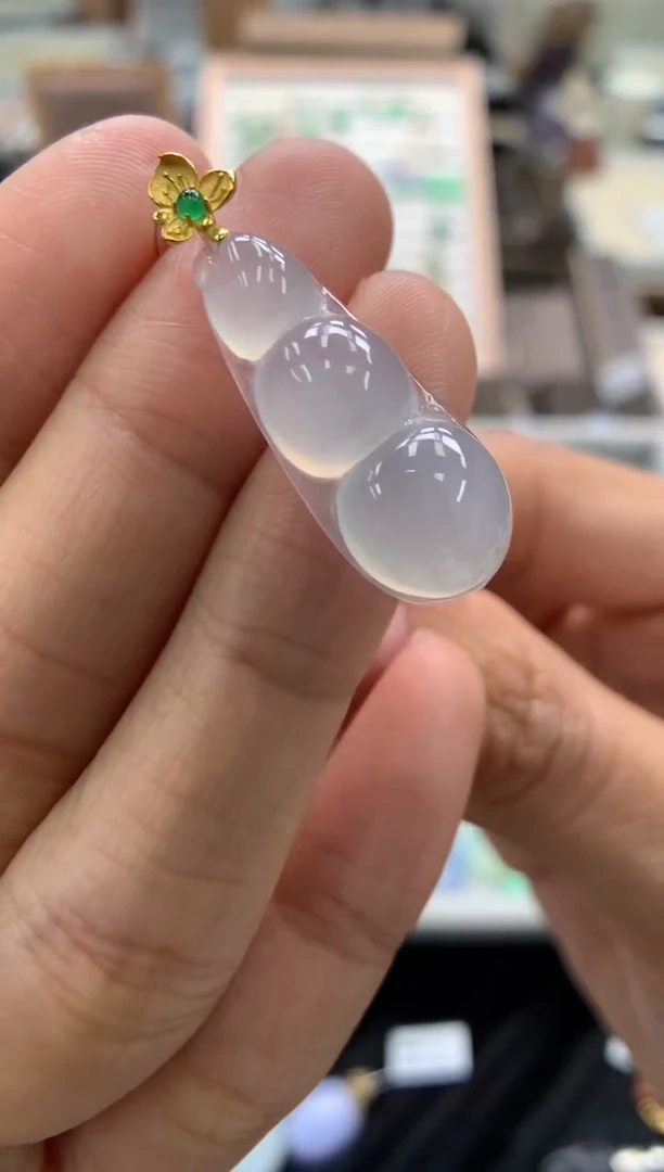 颈饰18K金镶嵌翡翠豆子