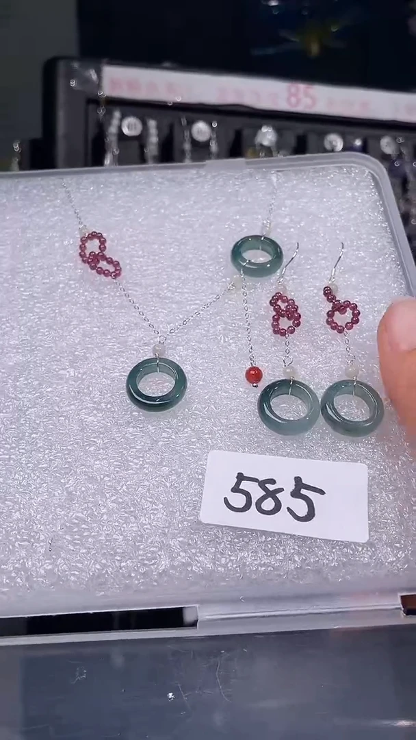 颈饰未镶嵌翡翠喜欢拍