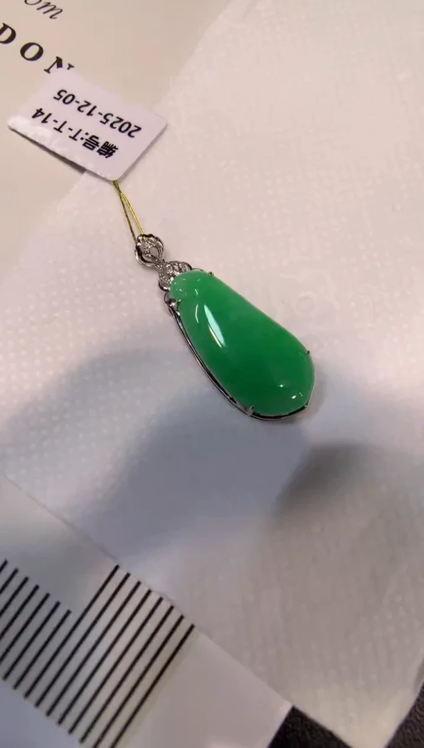 颈饰18K金镶嵌翡翠福瓜