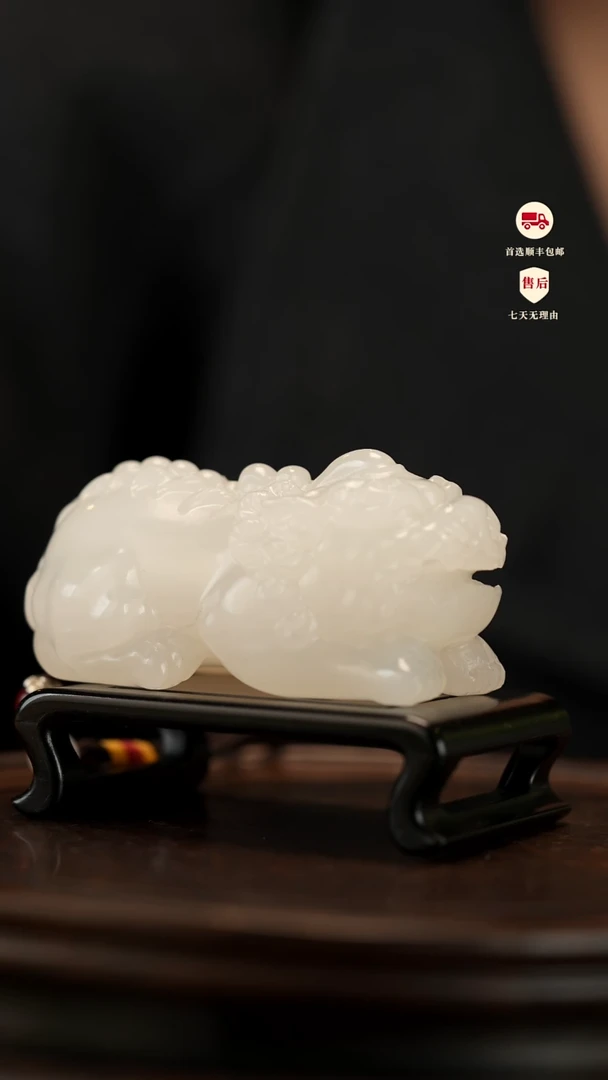 云南石荔枝白雕刻：守望貔貅手把件摆件