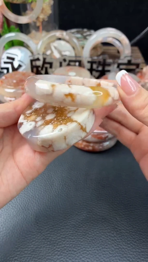 未镶嵌手镯（圆镯）石英质玉苹*?59