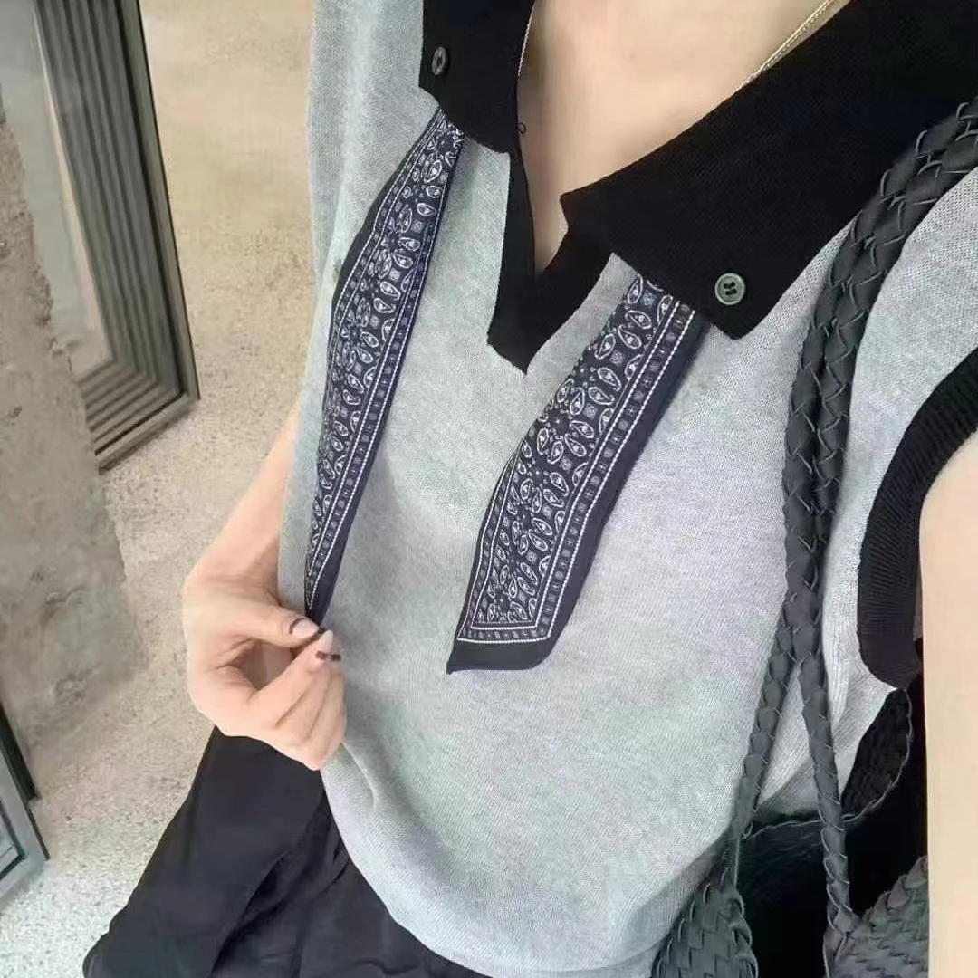 最近风很大的丝巾翻领针织上衣