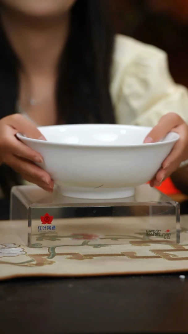 1个微瑕白胎8英寸高脚深斗碗（无底款）