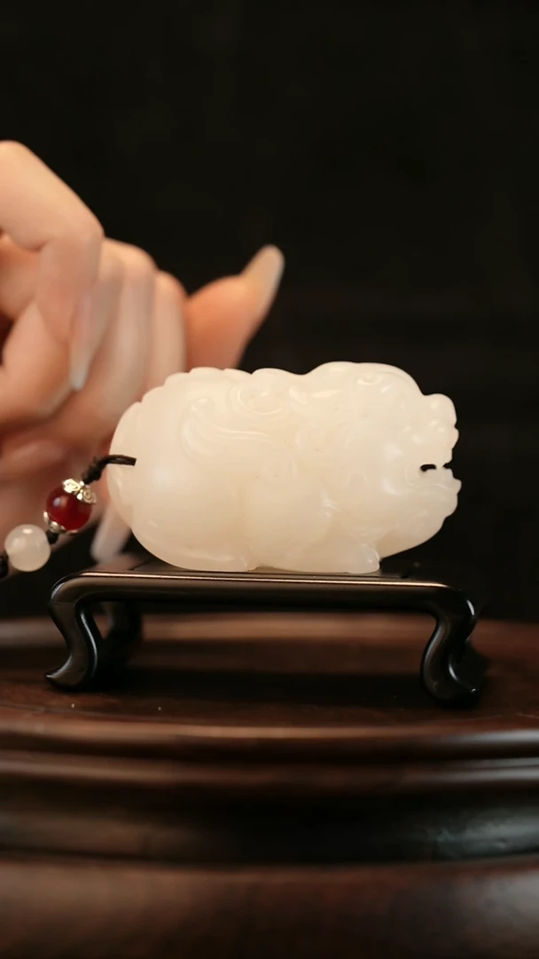 云南石荔枝白雕刻：招财貔貅