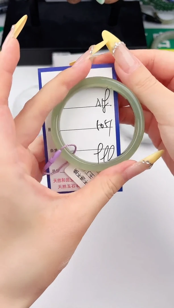 未镶嵌手镯和田玉18颜色微差无瑕